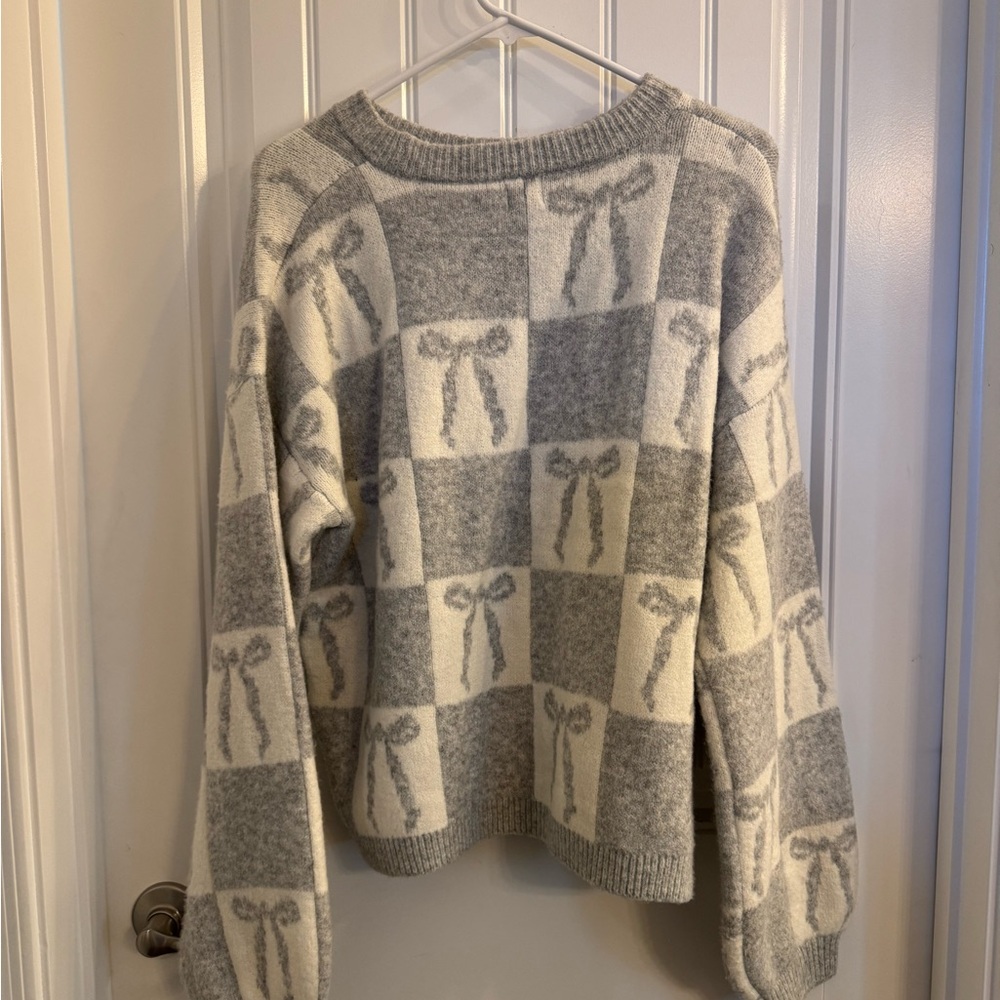 Universal Thread Gray and Cream Bow Pattern Sweater
